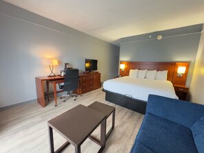 Schreibtisch, Verdunkelungsvorhänge, Bügeleisen/Bügelbrett