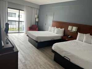 Desk, blackout curtains, iron/ironing board, free WiFi - Super 8 by Wyndham Dallas Love Field Airport (Dallas)