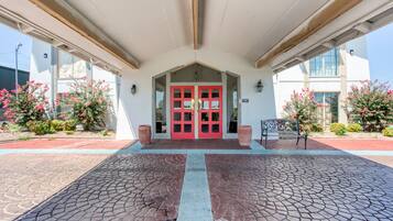 Pintu masuk properti