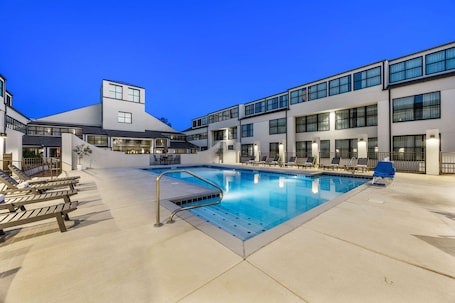 Seasonal outdoor pool. DoubleTree Suites by Hilton Hotel Huntsville South
