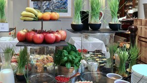 Un bufé con diversas frutas, verduras y bebidas.
