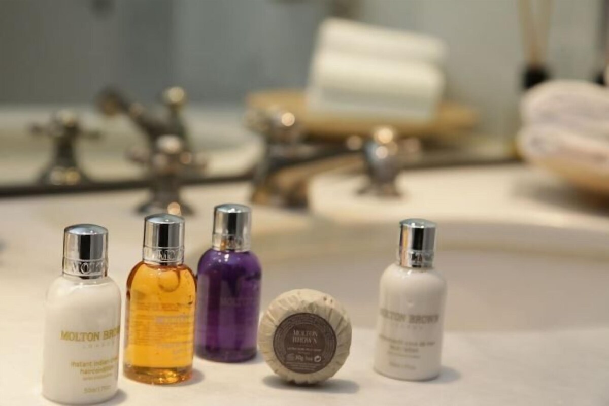 Banheiro | Produtos de toalete de grife, secador de cabelo, roupões de banho 