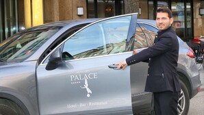 Un coche con un adhesivo publicitando un hotel, bar y restaurante.