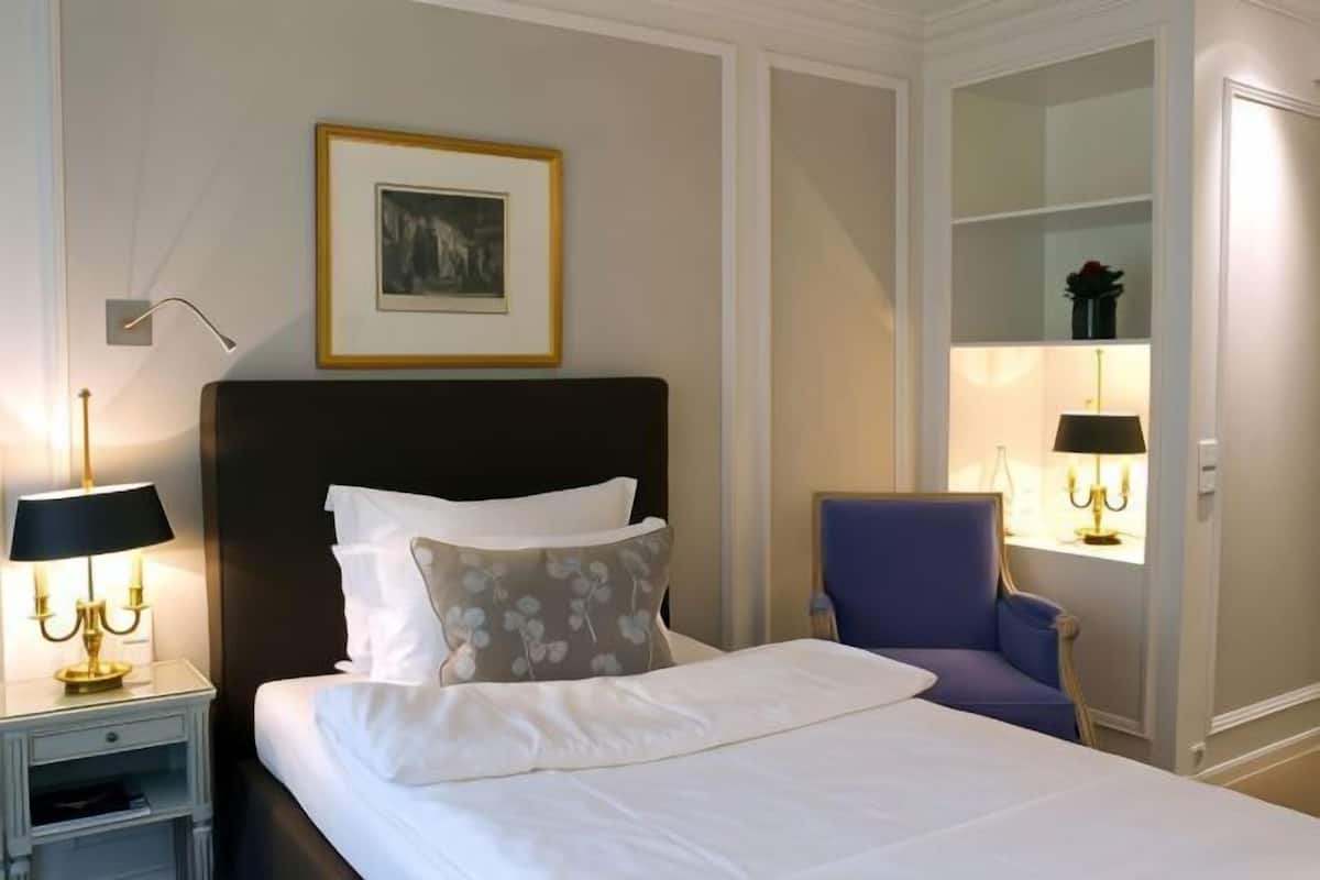 1 bedroom, premium bedding, down comforters, free minibar