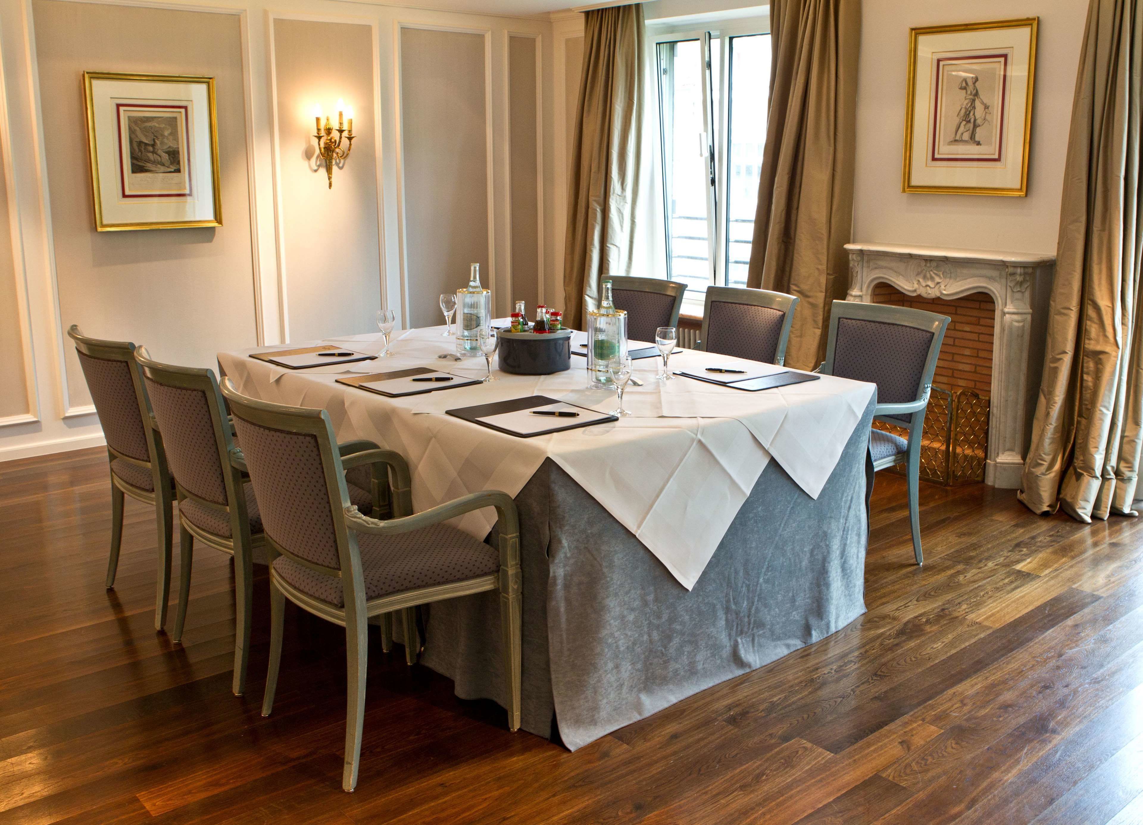 Comedor con una mesa dispuesta para seis personas, rodeada de seis sillas.