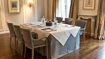 Comedor con una mesa dispuesta para seis personas, rodeada de seis sillas.