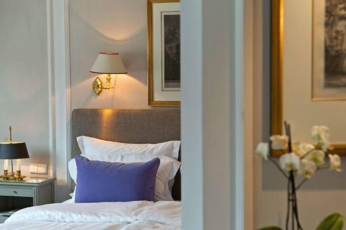 Premium bedding, down duvets, free minibar, in-room safe