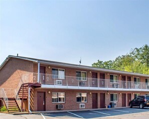 Exterior - Econo Lodge Drums (Drums)