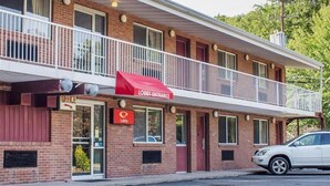 Exterior - Econo Lodge Drums (Drums)