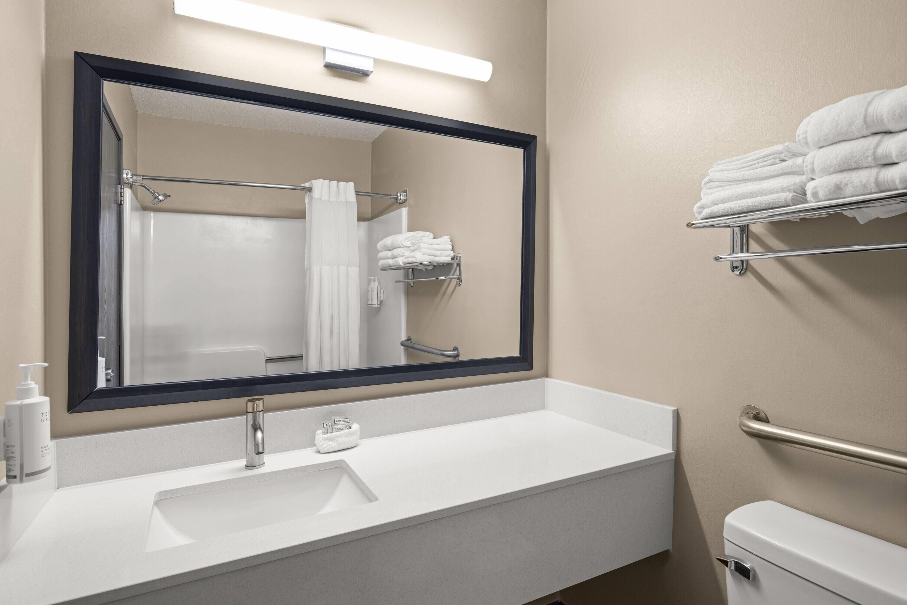 Combined shower/bathtub, free toiletries, hair dryer, towels