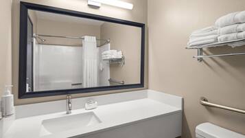 Ducha y bañera combinadas y artículos de higiene personal gratuitos