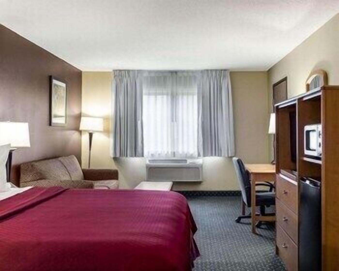 Desk, laptop workspace, iron/ironing board, free WiFi