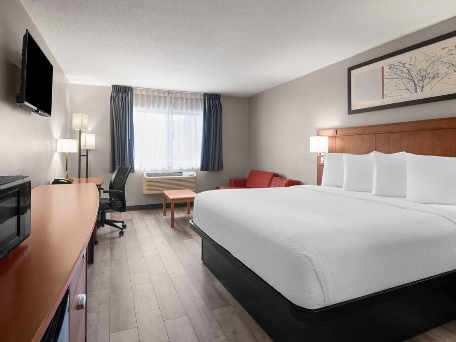 Deluxe kamer, 1 kingsize bed, niet-roken | Een bureau, een laptopwerkplek, een strijkplank/strijkijzer, gratis wifi