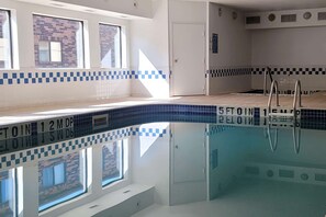 Una piscina cubierta