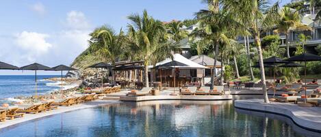 Piscina externa, guarda-sóis, espreguiçadeiras