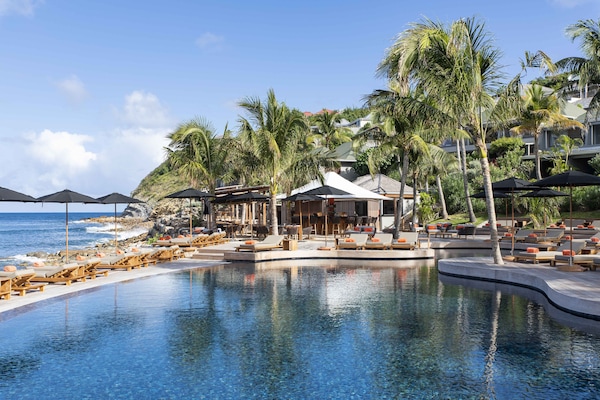 Außenpool, Sonnenschirme, Liegestühle