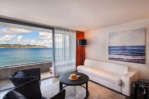 Junior-Suite (Ocean, Panoramic) | Wohnbereich | Plasmafernseher, DVD-Player, iPod-Dockingstation, Arbeitsbereiche