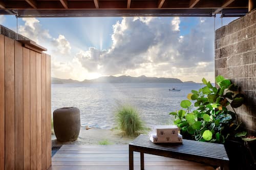 Couples treatment rooms, body treatments, deep-tissue massages
