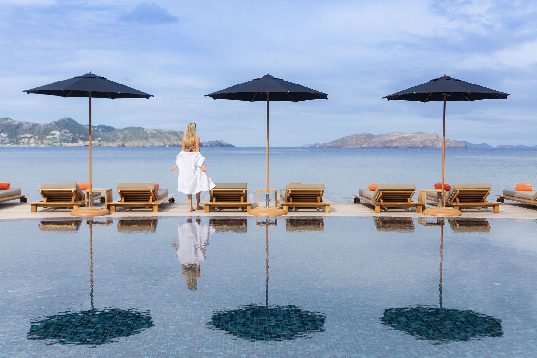 Outdoor pool, pool umbrellas, sun loungers
