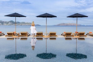 Outdoor pool, pool umbrellas, sun loungers - Christopher Hotel (St. Barthelemy)