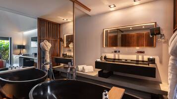 Phòng Deluxe, hiên (Ocean) | Phòng tắm | Buồng tắm vòi sen, đồ dùng nhà tắm được thiết kế riêng, máy sấy tóc