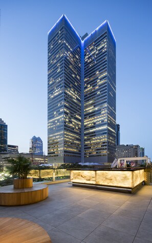 Cocktail bar, al fresco dining, open selected days - Fairmont The Queen Elizabeth (Montreal)