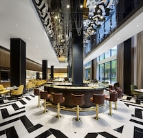 Se sirven desayunos, almuerzos y cenas; cocina francesa