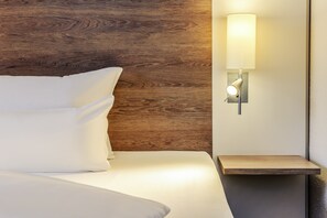Ropa de cama hipoalergénica, caja fuerte, escritorio y cortinas opacas
