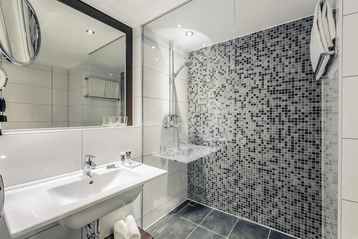 Hypo-allergenic bedding, in-room safe, desk, blackout curtains