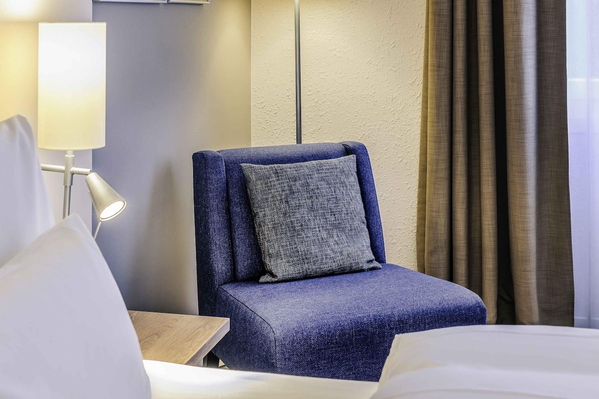 Hypo-allergenic bedding, in-room safe, desk, blackout curtains