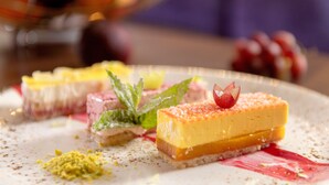 Une assiette de desserts comprenant différents types de gâteaux et de décorations.