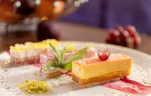 Un plato de postres con diversos tipos de pasteles y adornos.