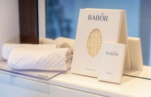 Regadera, amenidades de baño ecológicas, secadora de cabello, toallas