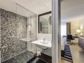 Allergikerbettwaren, Zimmersafe, Schreibtisch, Verdunkelungsvorhänge