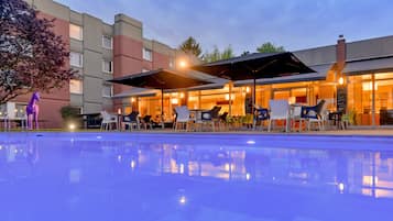 Piscina stagionale all'aperto, lettini