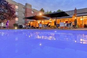 Piscine extérieure (ouverte en saison), chaises longues