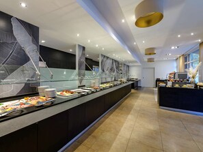 Petit-déjeuner buffet (23 EUR par personne)