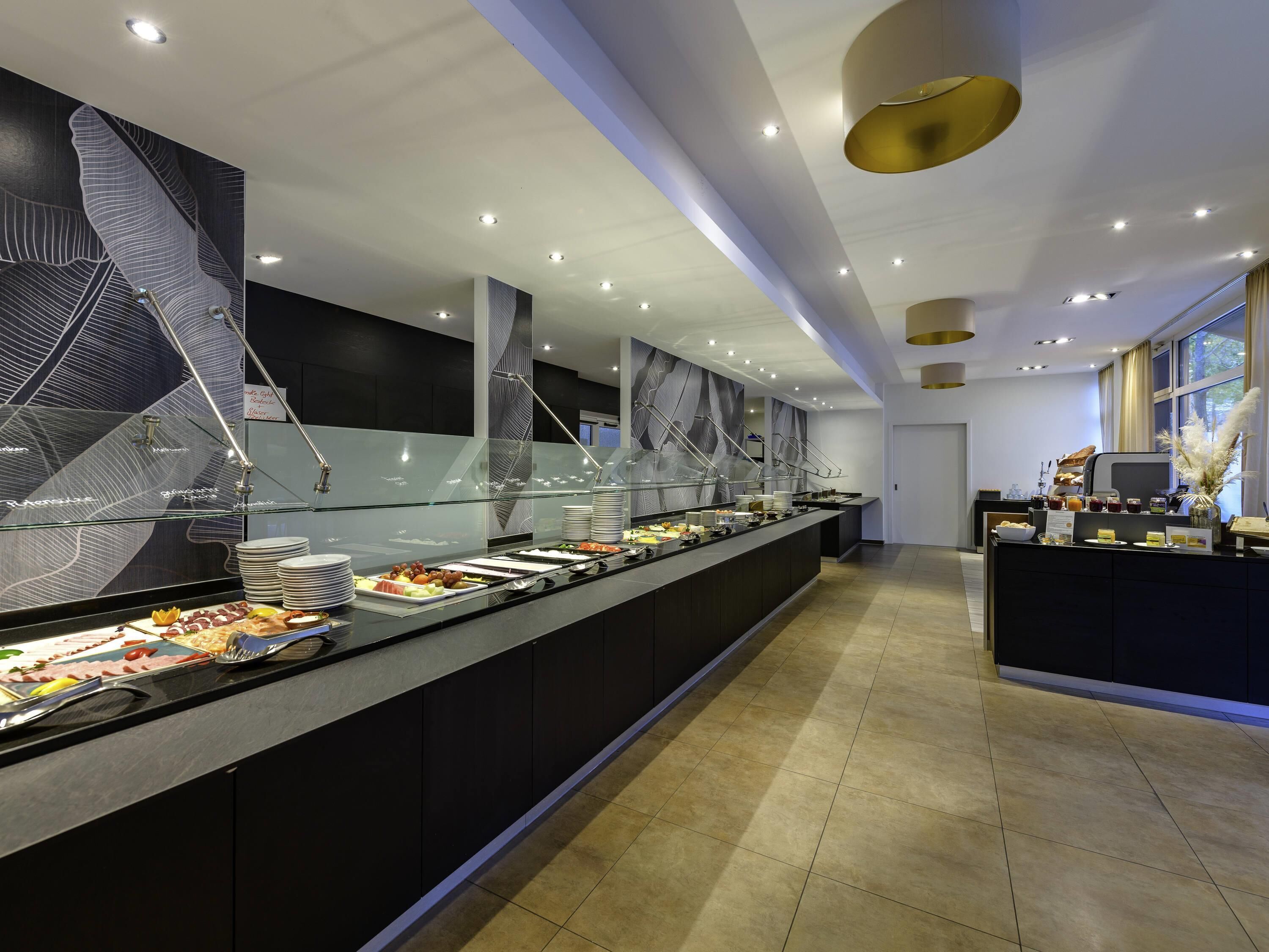 Petit déjeuner buffet (23 EUR par personne)