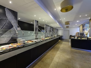 Desayuno buffet diario (EUR 23 por persona)