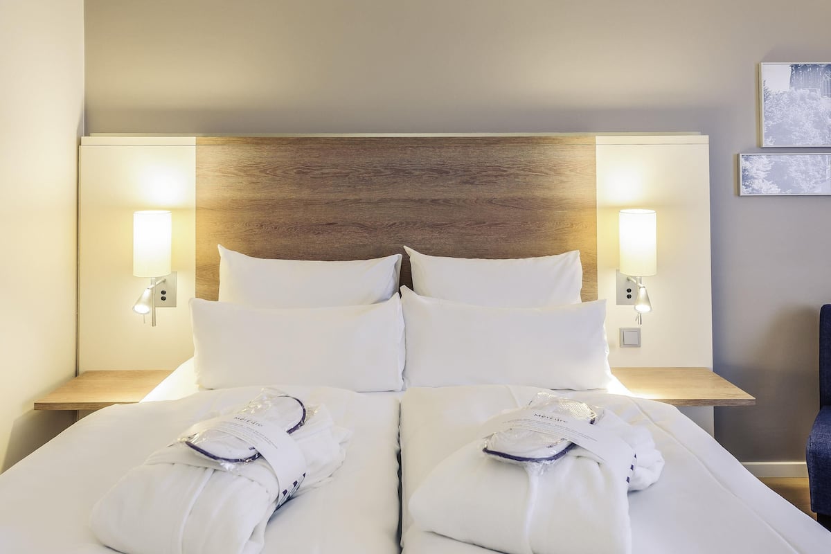 Privilege, Double Room, 1 Double Bed | Hypo-allergenic bedding, in-room safe, desk, blackout curtains