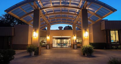 Sheraton Milwaukee Brookfield Hotel