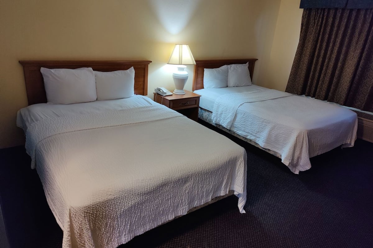 Cortinas blackout, wifi gratis y ropa de cama