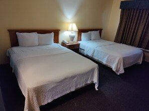 Blackout drapes, free WiFi, bed sheets - Stockton Inn (Stockton)