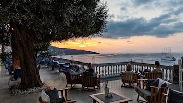 Bar (trong khuôn viên)