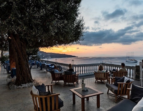 Bar (on property). Grand Hotel Cocumella