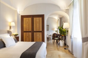 Suite junior, no fumadores, vistas al jardín | Minibar, caja fuerte, escritorio y sistema de insonorización