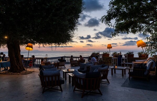 3 restaurants, breakfast, lunch, dinner served; Mediterranean cuisine 