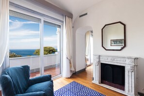 Suite junior, vistas al mar | Minibar, caja fuerte, escritorio y sistema de insonorización