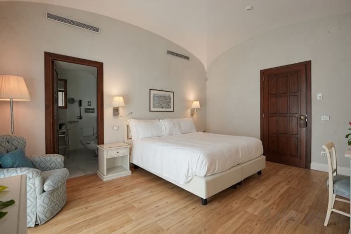 Frigobar, cofres nos quartos, escrivaninha, quartos à prova de som