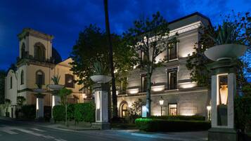 Mặt tiền nơi lưu trú - ban đêm